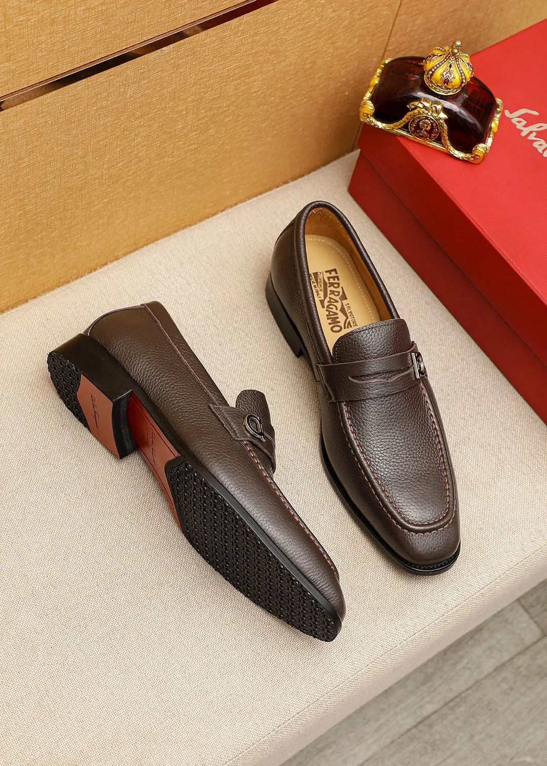 Men's shoes 💰460 💐 Product trademark: Ferragamo "Ferragamo" casual leather shoes Regular size: 38-44 (45.46🉑️customized) Product materials: Selected imported first-layer pebbled cowhide leather upper + luxury hardware buckle, imported water-dyed cowhide leather lining. Strong three-dimensional visual effect, original outsole color: 2⃣️seed leather materials optional